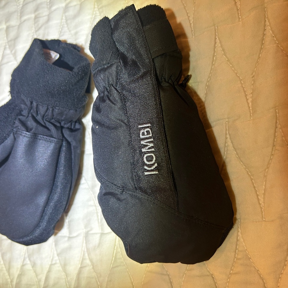 Kombi Black Kids Mittens